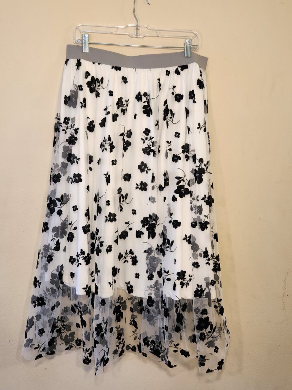 Shein Curve White Lace overlay skirt with beautiful black flower pattern 2XL